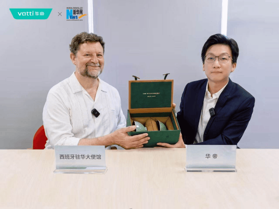 　华帝股份有限公司首席营销官（CMO）潘叶钊向西班牙驻华大使馆公使衔参赞兼总领事布依特拉格赠送青瓷藏品