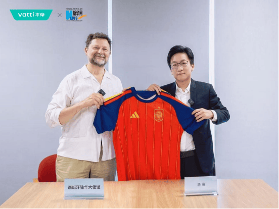 　　西班牙驻华大使馆公使衔参赞兼总领事布依特拉格向华帝股份有限公司首席营销官(CMO)潘叶钊回赠西班牙队球衣