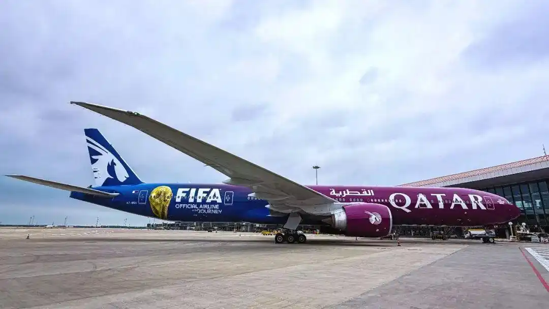 world cup 2026_卡塔尔航空2026年世界杯主题彩绘波音777飞抵北京_卡塔尔航空中国航线客座率超90%